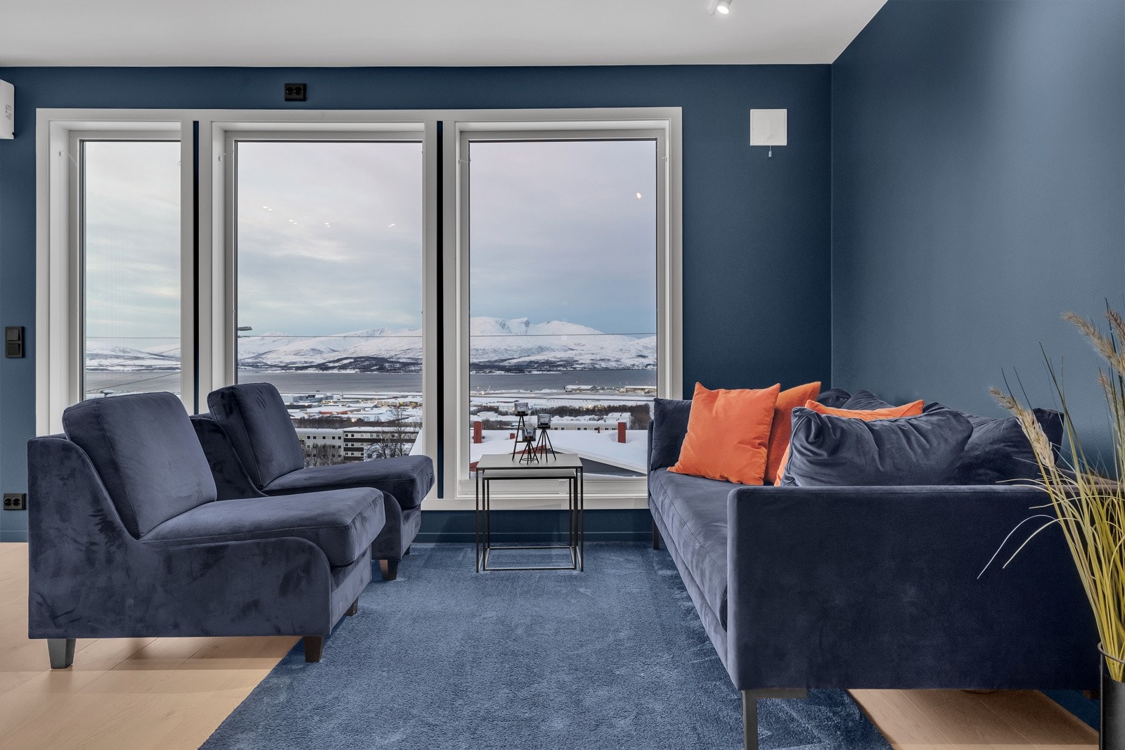 Velkommen til nydelige Ankervegen 8 - en flott og svært godt beliggende 3-roms selveier på Mortensnes! Presentert av Storhaug + Partnere AS Galleribilde