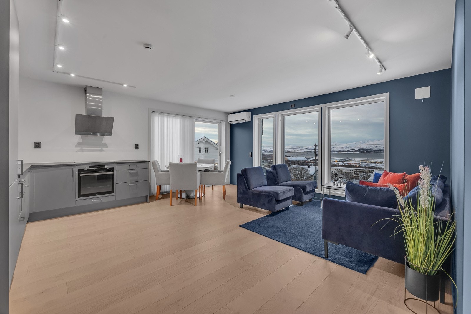 Åpen løsning mot kjøkkenet. Fra spisestuen er det utgang til stor sørvendt veranda med svært gode solforhold Galleribilde