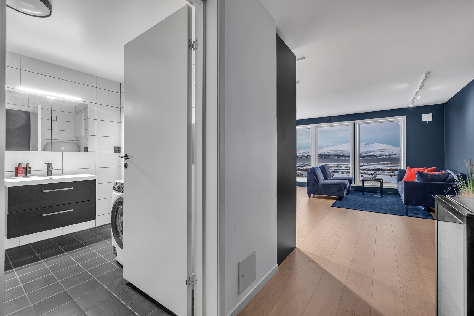 Fra gangen ledes du videre inn i boligen hvor du finner badet på venstre side Galleribilde