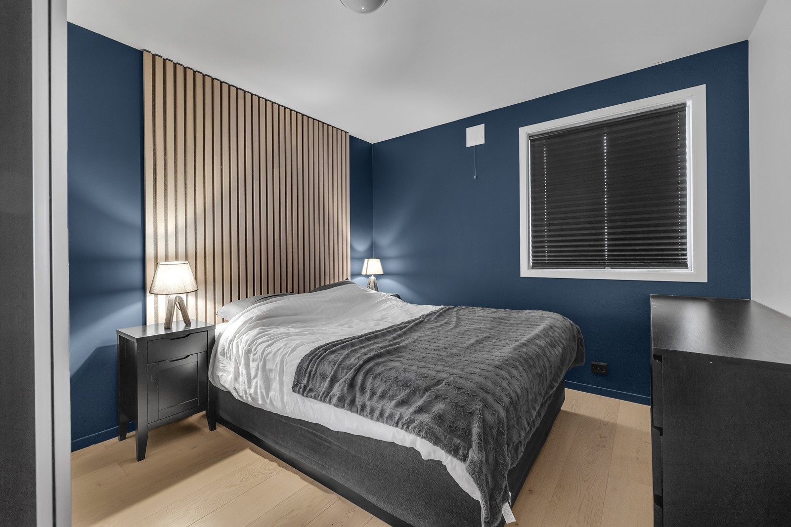 Lekkert soverom malt i dus fin farge og med spiler som sengegavl Galleribilde