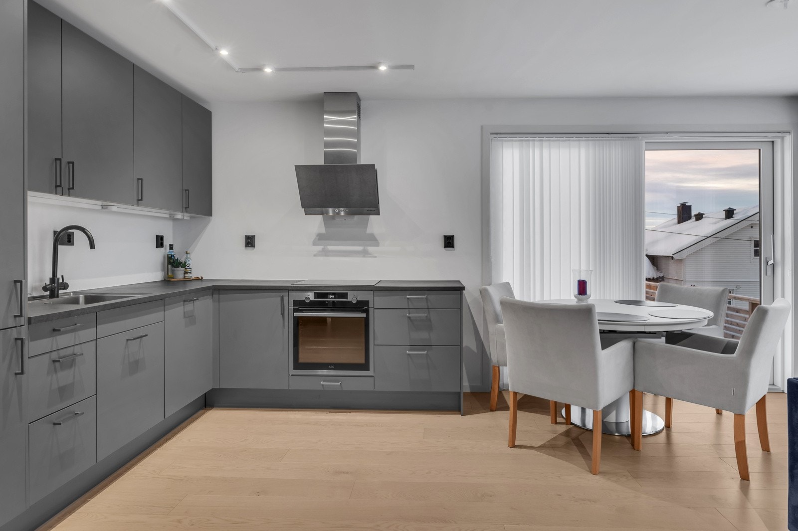 Tilbake i leiligheten finner du dette praktiske og fine kjøkkenet med integrerte hvitevarer Galleribilde