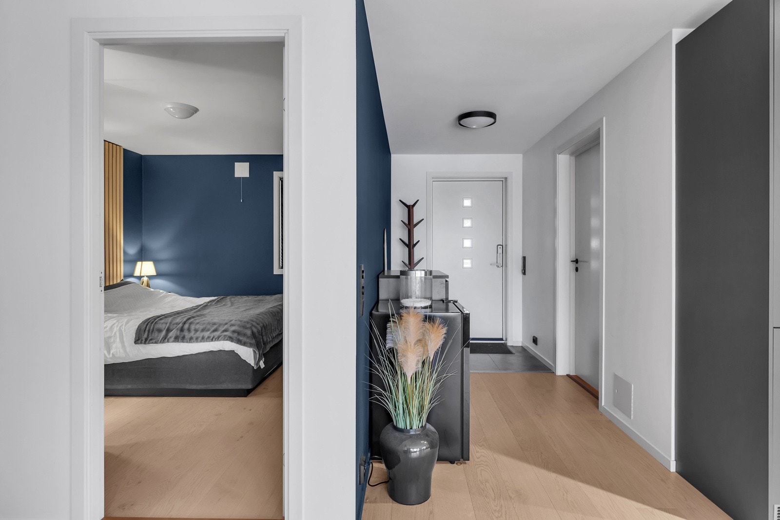 Hovedsoverommet ligger mot øst og er av fin størrelse på ca. 10m2 Galleribilde