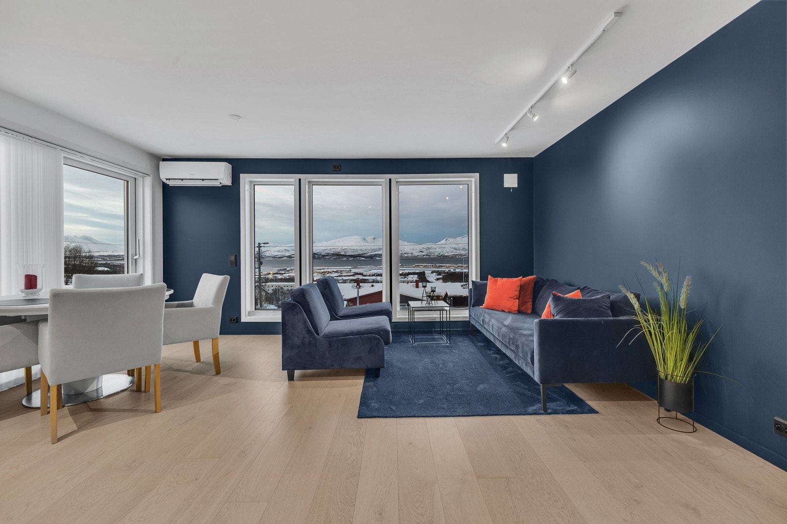 Videre fra badet går du inn i en lekker stue hvor du nyter storslagen vestvendt utsikt gjennom store vindusflater Galleribilde