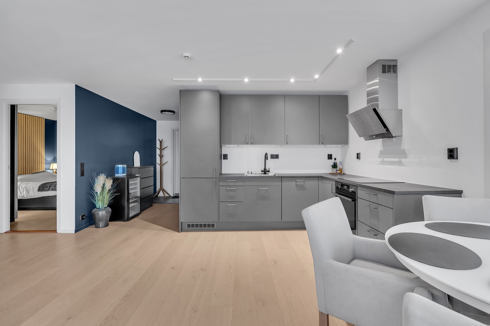 God skap- og benkeplass Galleribilde