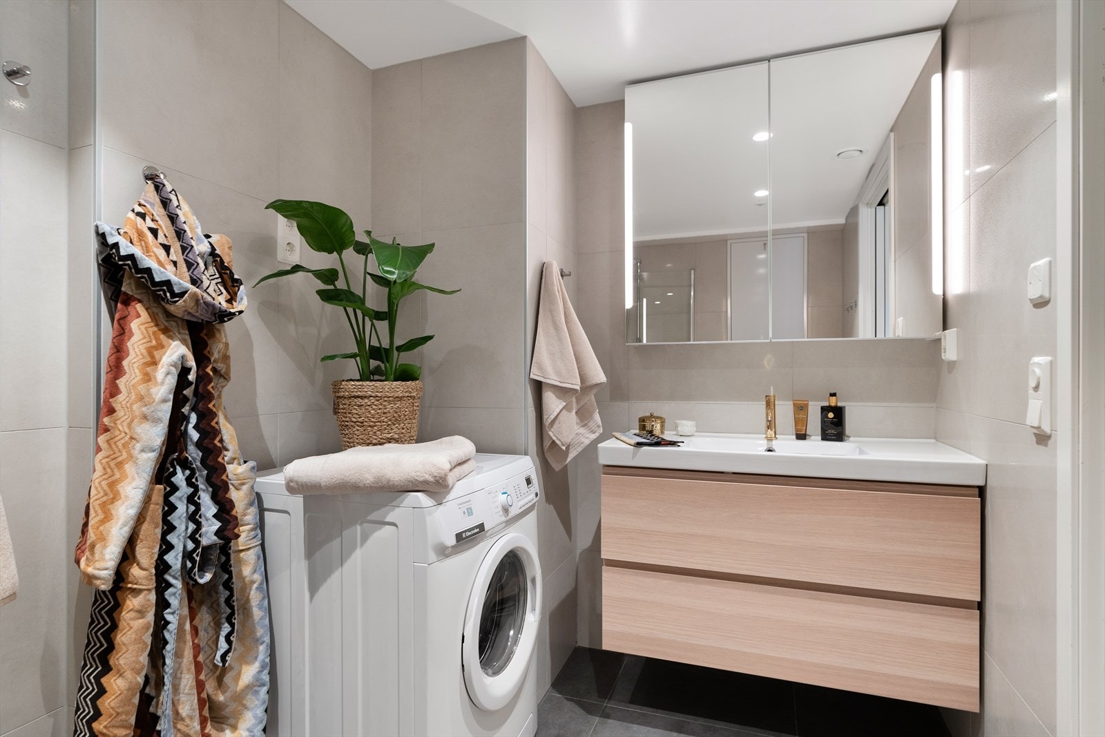 Det er opplegg for vaskemaskin på badet Galleribilde