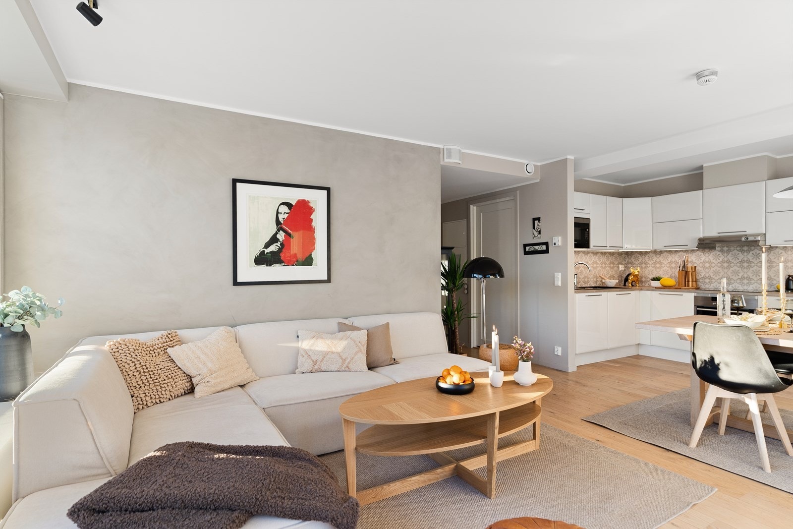 Stuen er av god størrelse og har rikelig med naturlig lysinnslipp fra store vindusflater i rommet Galleribilde