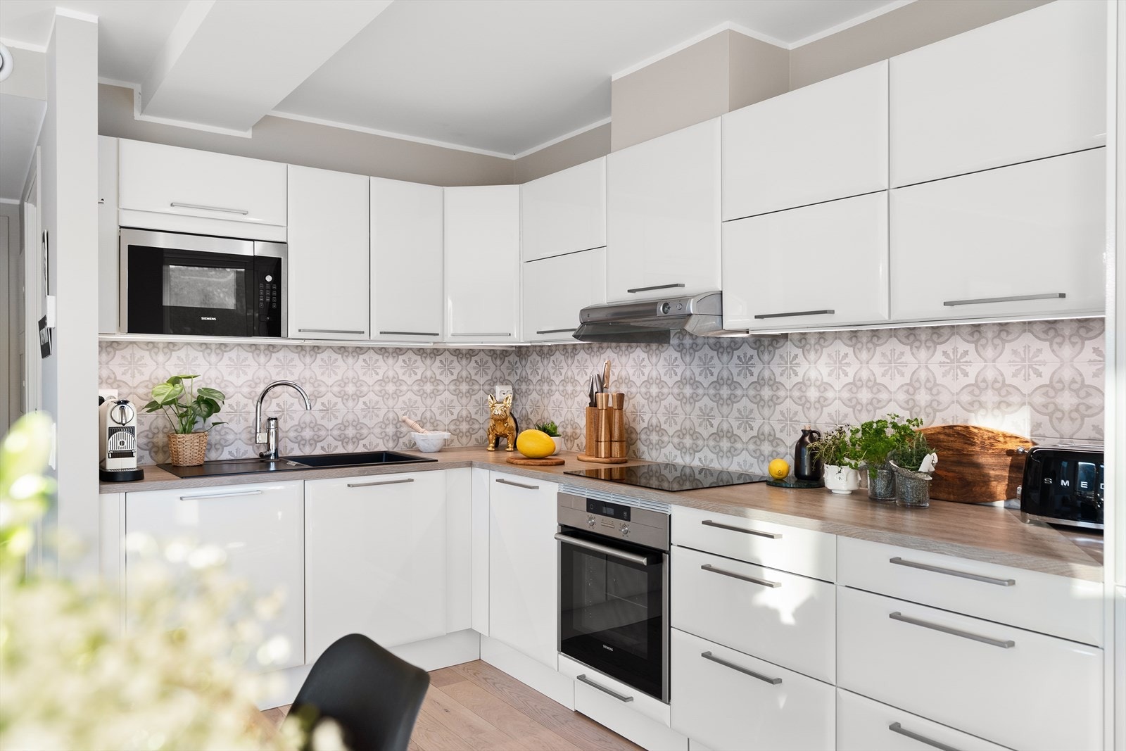 Over benkeplaten er det også benyttet fliser Galleribilde