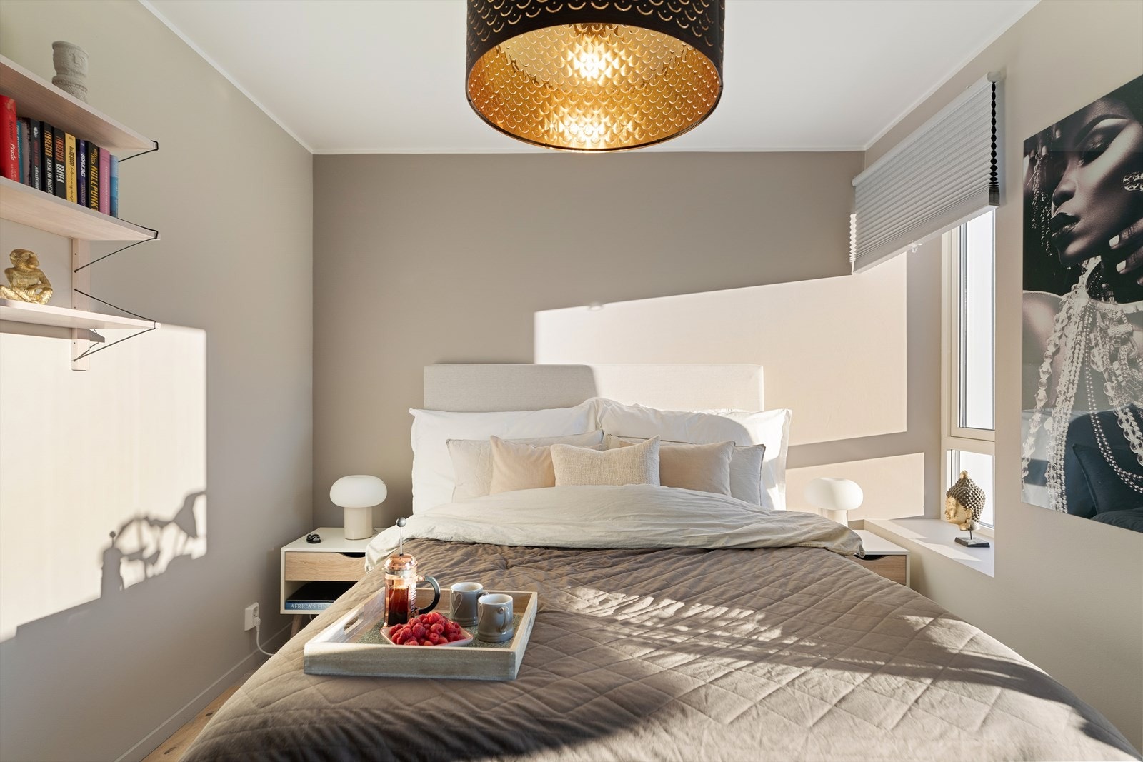 Soverommene er begge av god størrelse og har plass til seng, nattbord og garderobeløsning Galleribilde