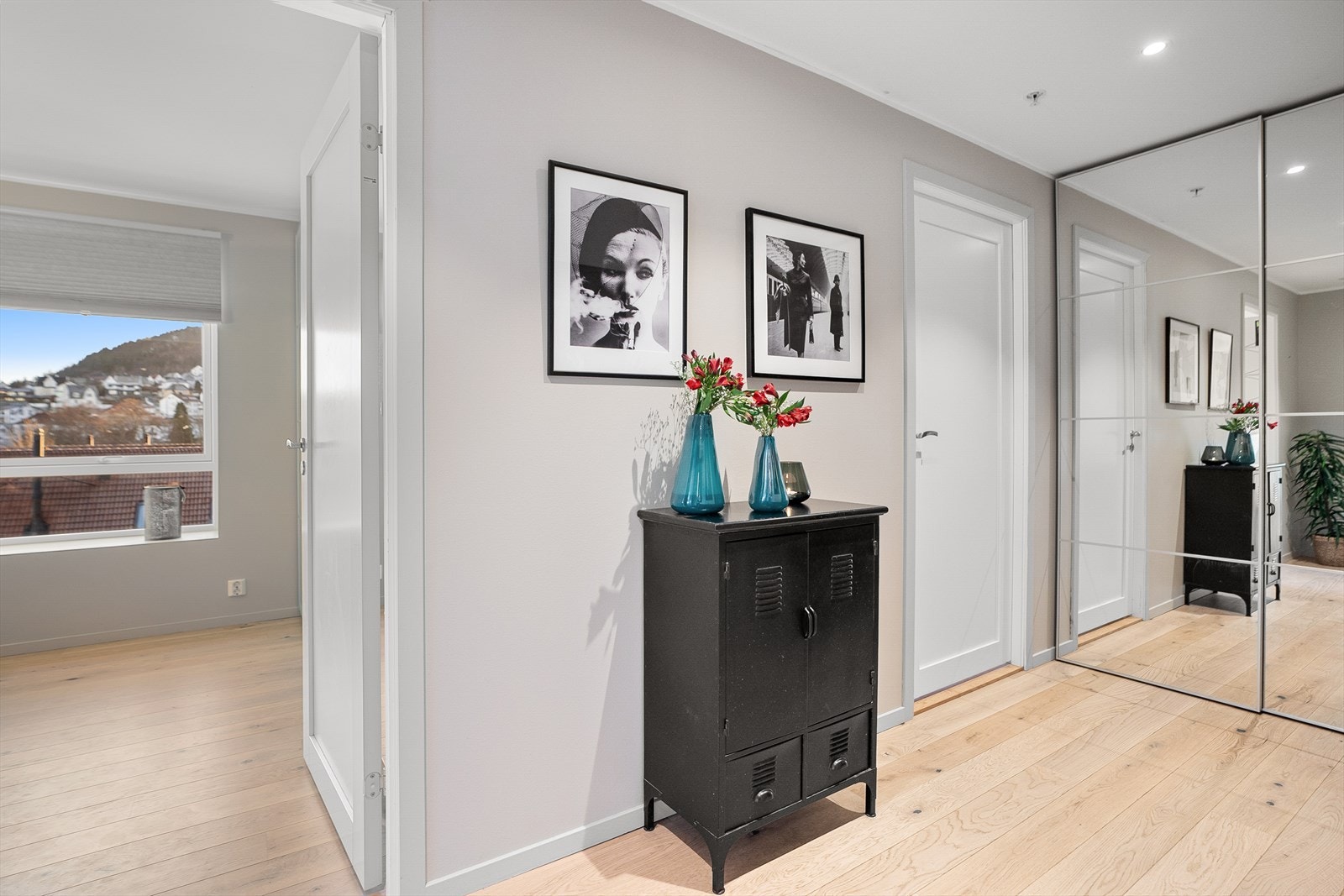 Det første som møter deg er en romslig entré med god plass til å henge fra seg både jakker og sko i gangens speilgarderobe Galleribilde