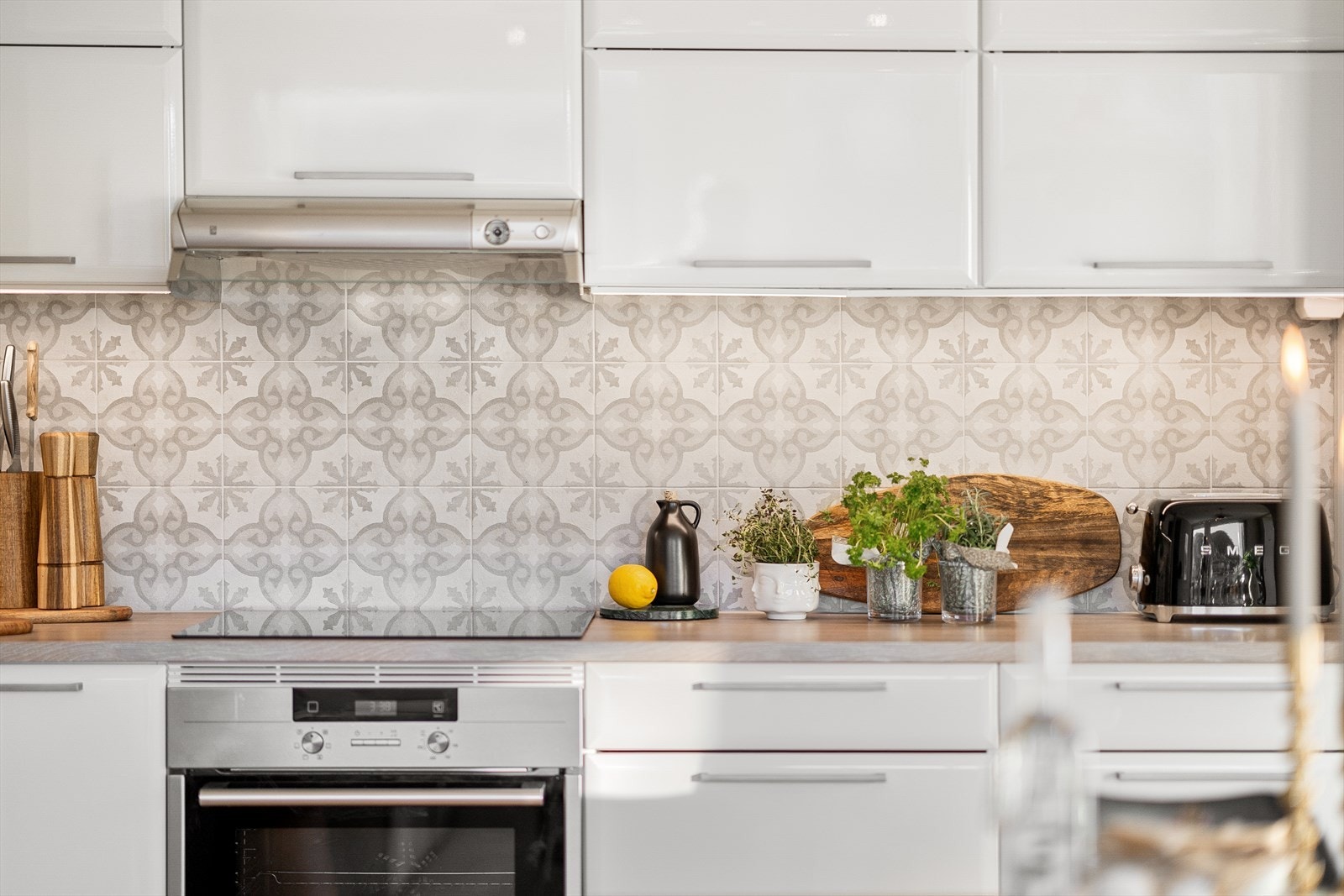 Av integrerte hvitevarer er det induksjonsplatetopp, stekeovn, mikrobølgeovn, oppvaskmaskin og kjøl- og frys Galleribilde