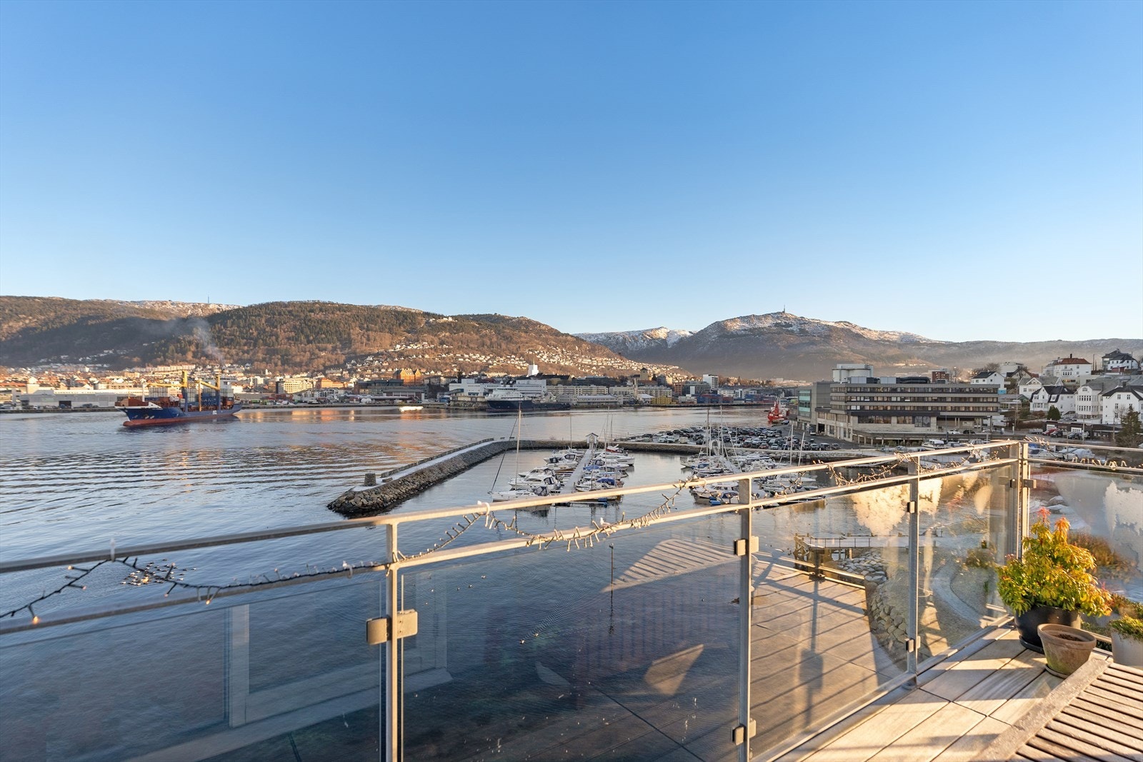 Fra balkongen har du nydelig utsikt og plass til møblering Galleribilde