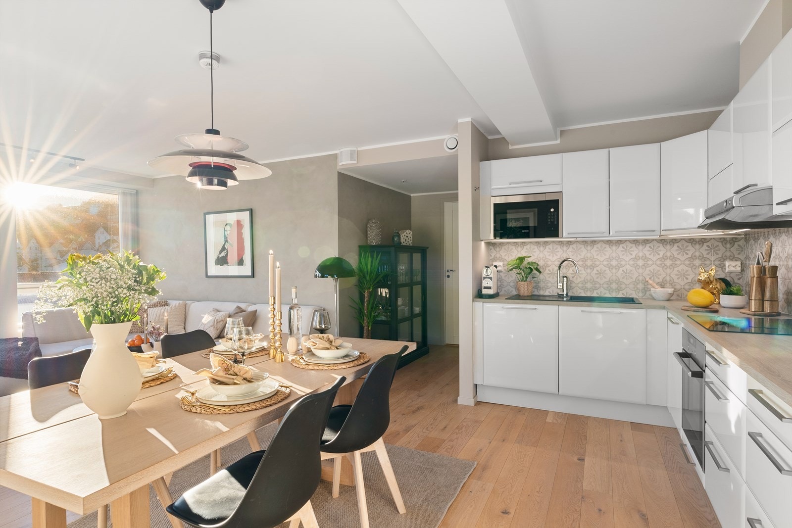 I enden av stuen er kjøkkenets velegnede plass Galleribilde