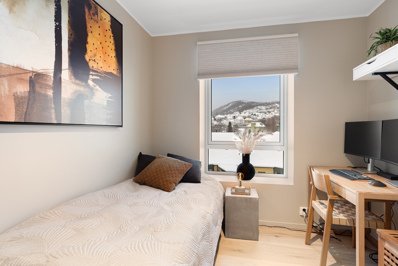 Soverom nummer to passer fint til barnerom, gjesterom eller hjemmekontor om man har behov for det Galleribilde