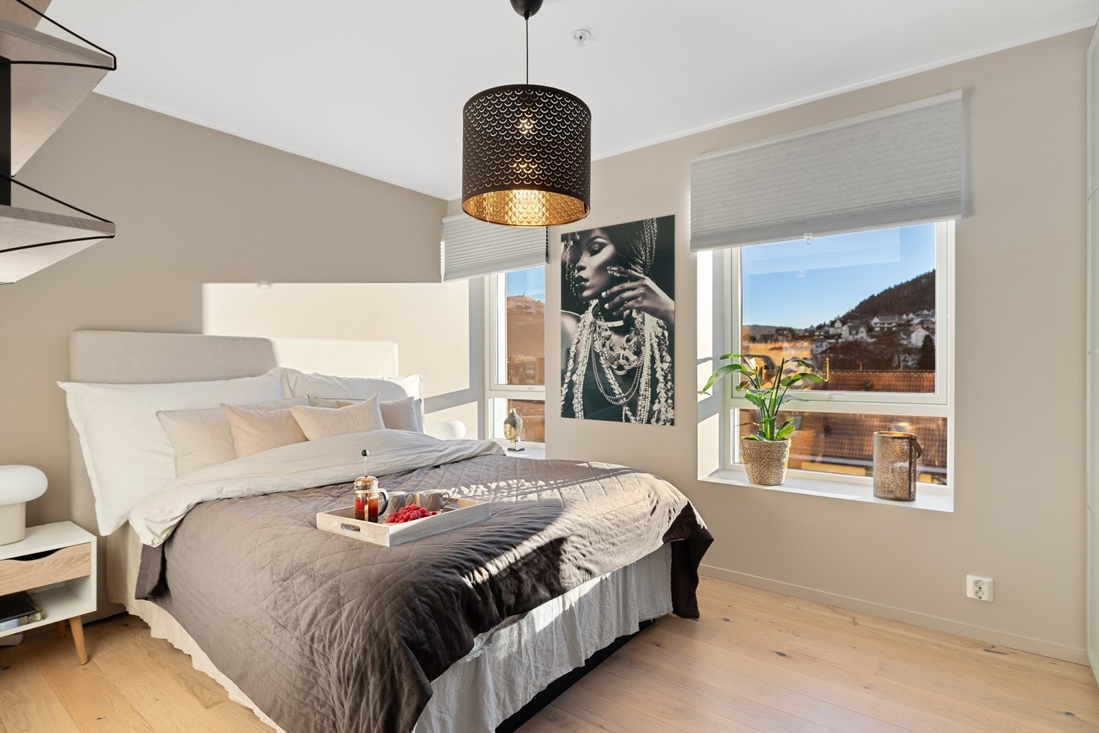 De store vinduene gir godt med naturlig lys og bidrar til en koselig atmosfære. Hovedsoverommet har i tillegg et svært praktisk integrert garderobeskap. Galleribilde