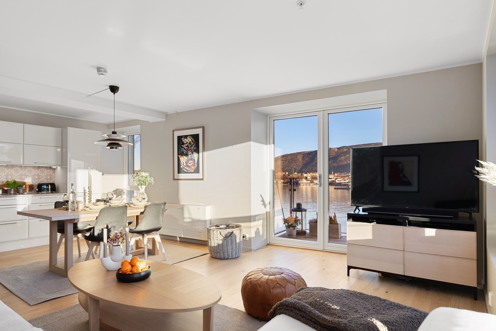 Fra stuen er det direkte adkomst til leilighetens balkong Galleribilde