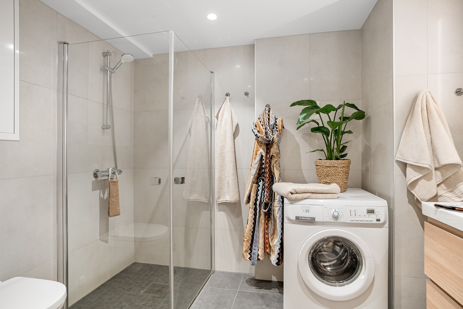 Badet er helflset og har varme i gulv Galleribilde