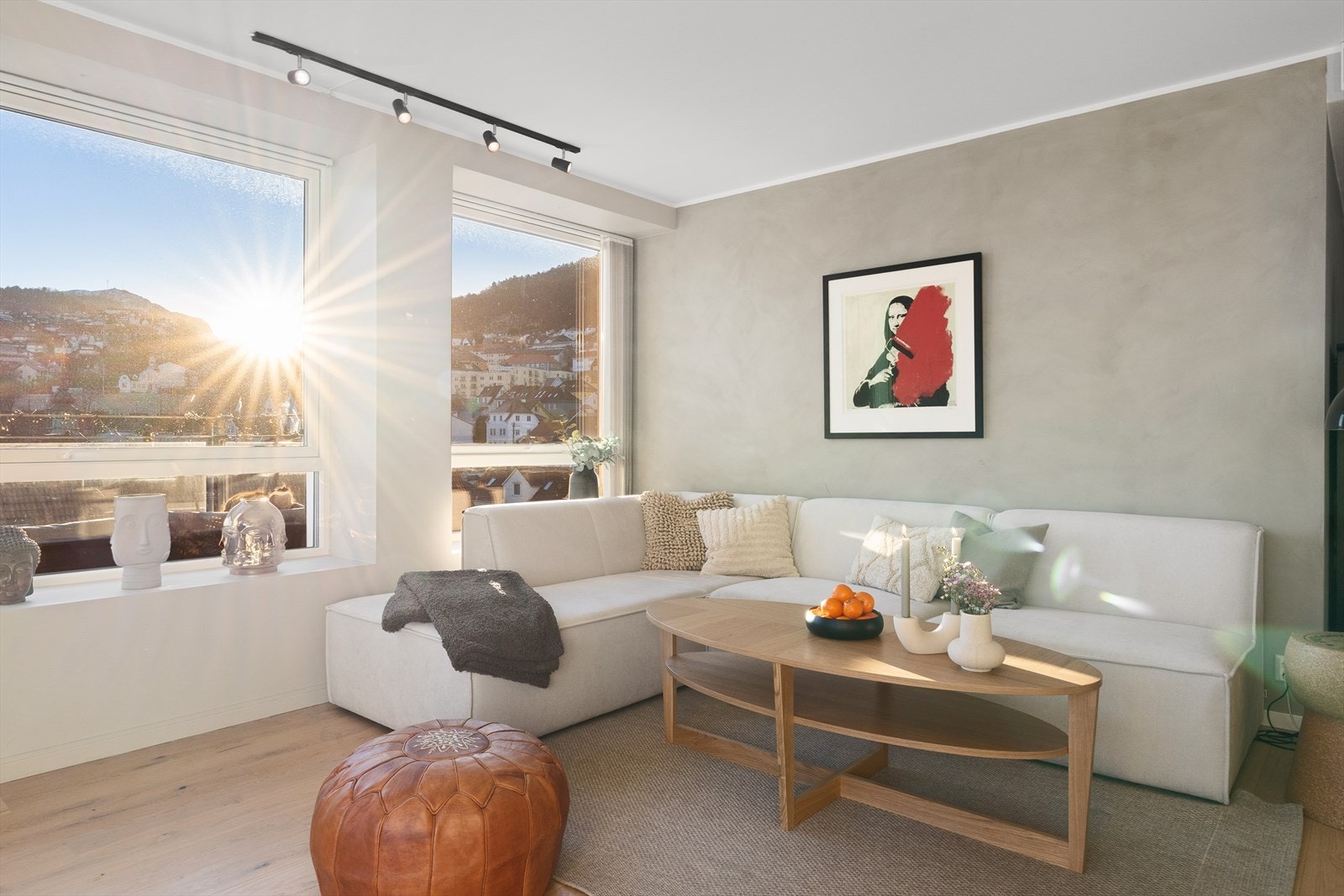 Her er god plass til både sofa- og spisebordsgruppe Galleribilde