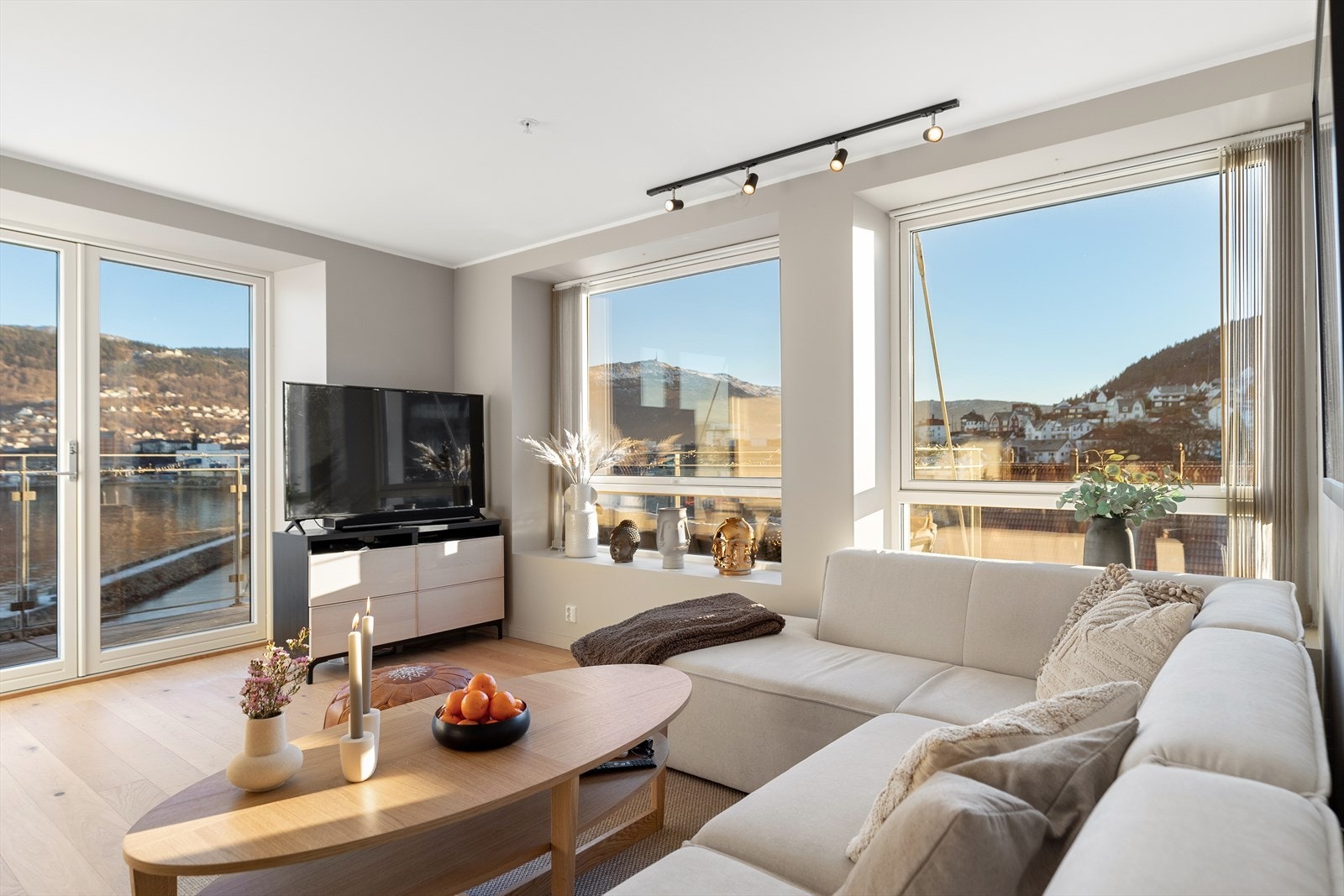 Fra entréen kommer du videre inn til boligens åpne stue- og kjøkkenløsning. Galleribilde