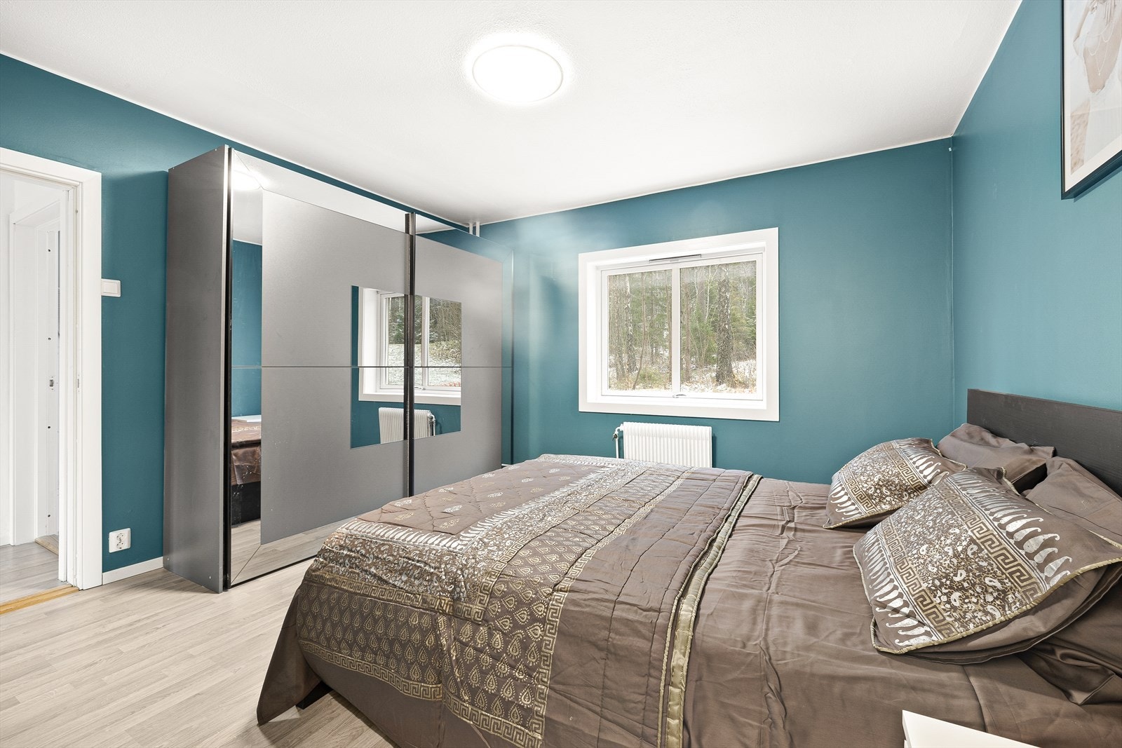 Det er satt inn skyvedørsgarderobe på soverommet. Galleribilde