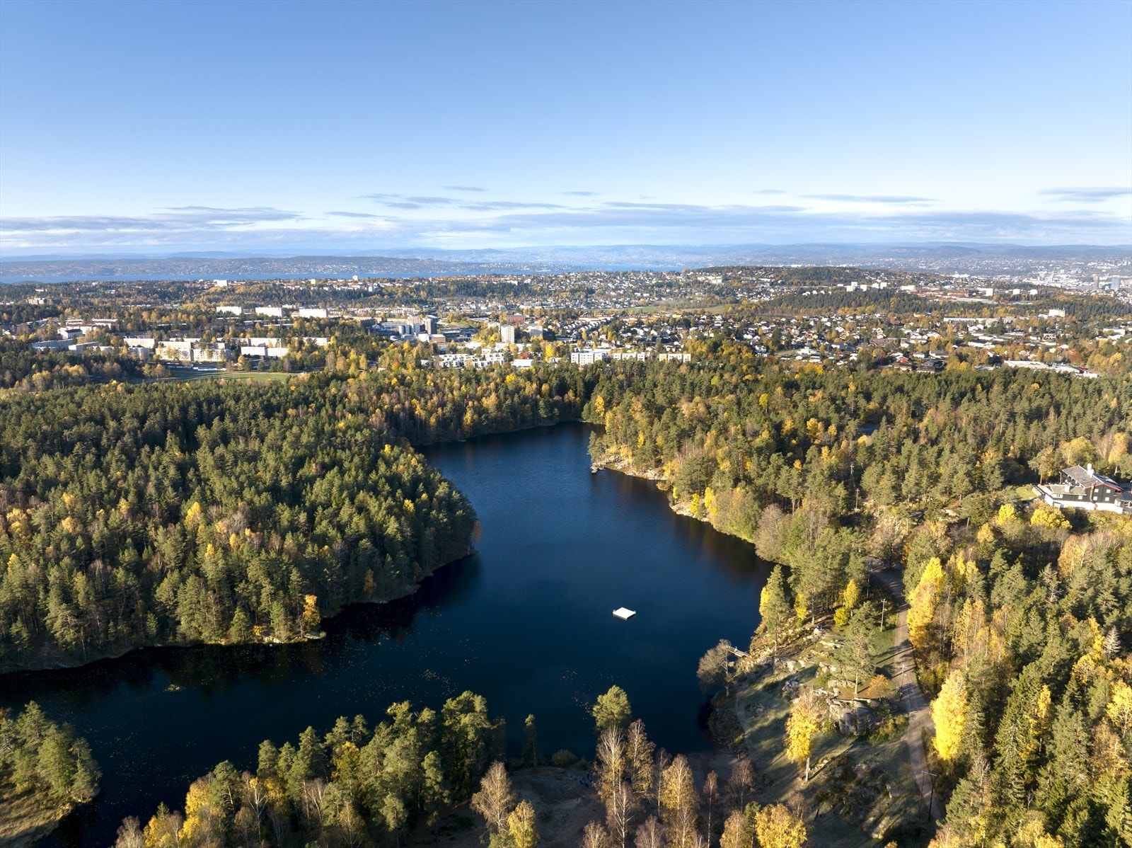 Kort avstand til Østmarka med fine turmuligheter og badevann. Galleribilde
