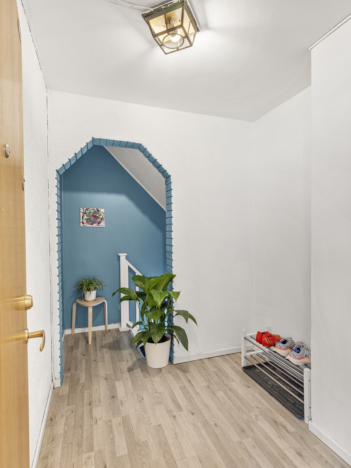 Entré i 2.etasje med trapp ned til resten av leiligheten som er i 1.etasje. God plass for å henge fra seg yttertøy og sette fra seg sko Galleribilde