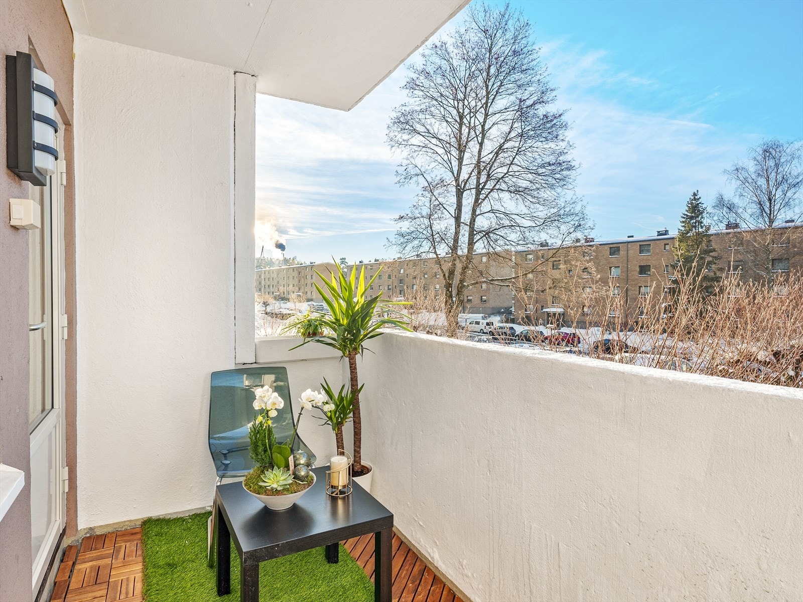 Leiligheten har vestvendt balkong på 5 m² med plass for stoler og et lite bord. Galleribilde