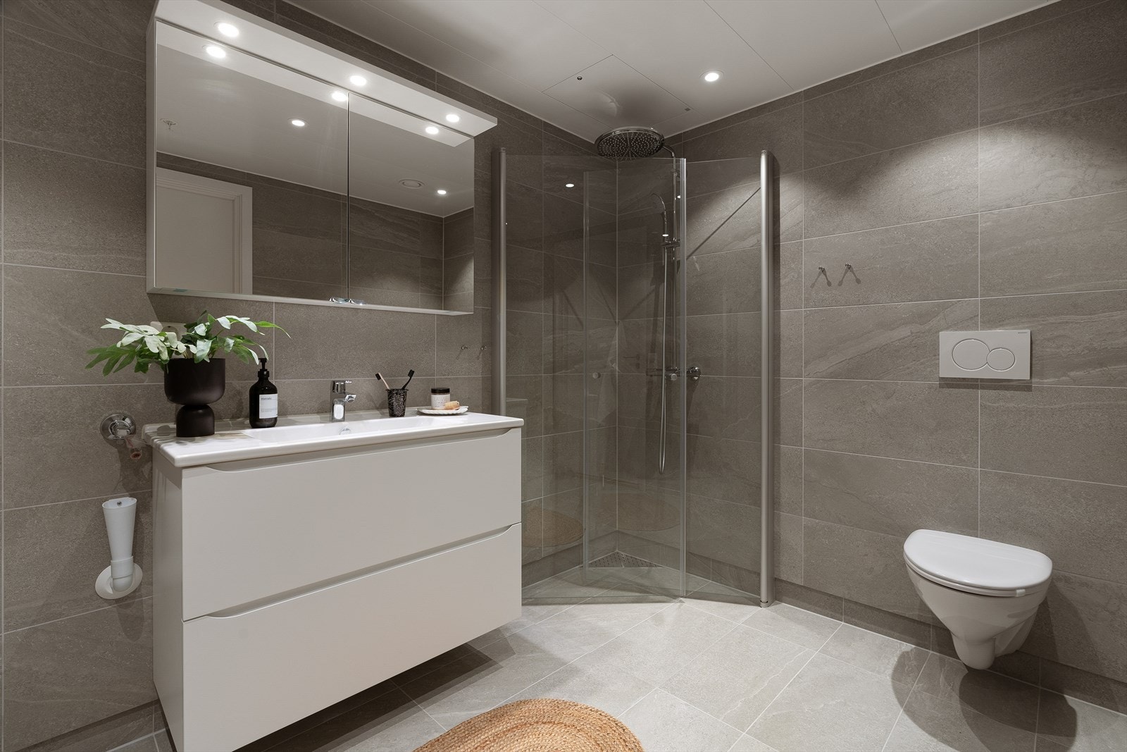 Badet er oppgradert med grå fliser på gulv/vegg og regnfallsdusj. Galleribilde