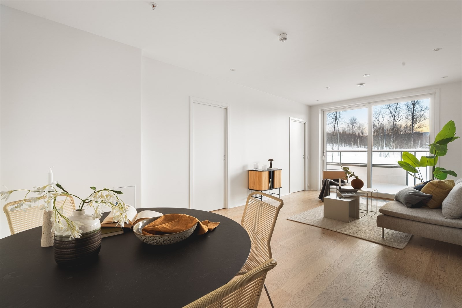 Downlights, balansert ventilasjon og varme fra integrert gulvkonvektor. Galleribilde