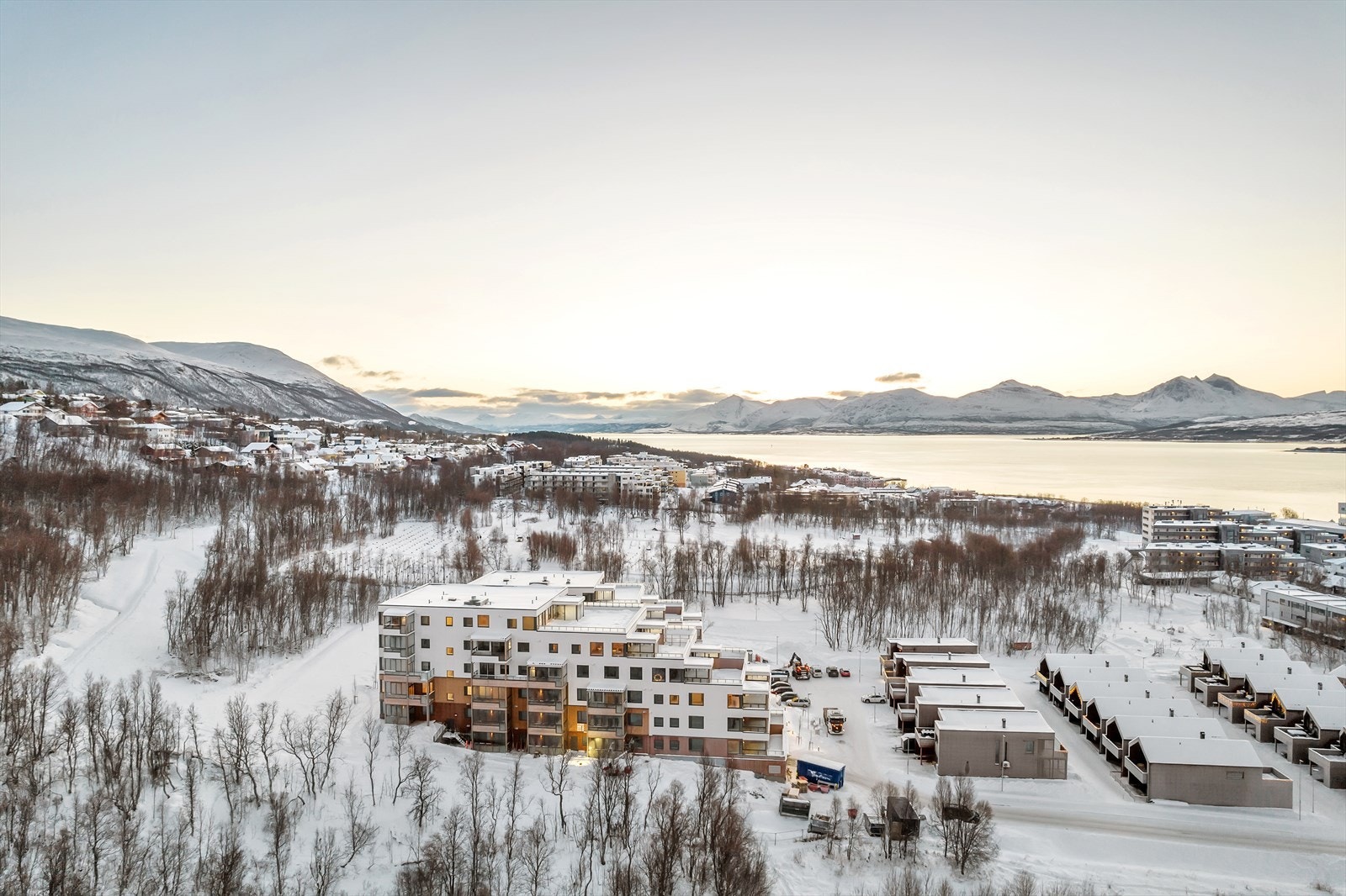Leiligheten har tilhørende sportsbod og garasjeplass i felles garasjeanlegg. Galleribilde