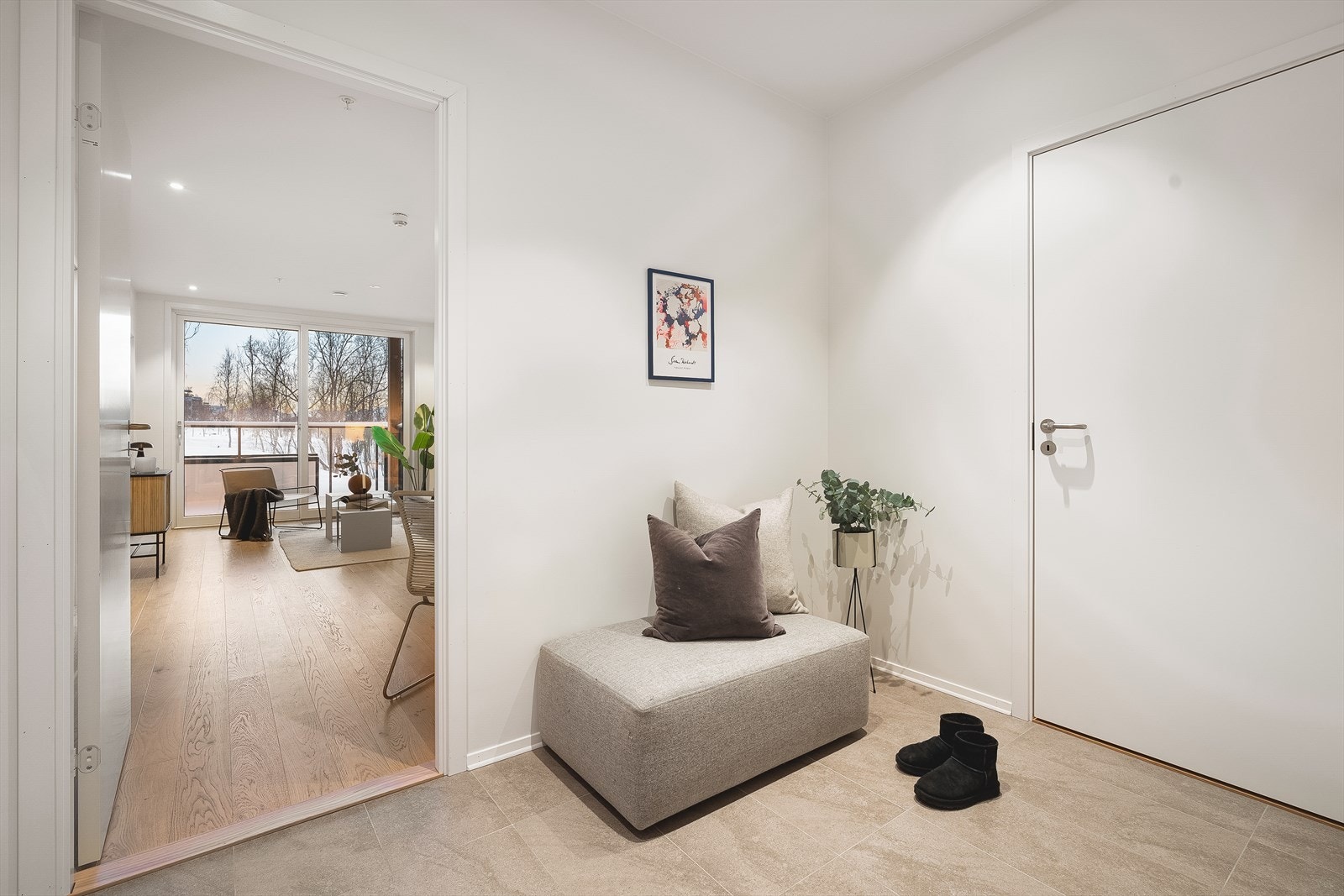 Entrè med flislagt gulv, varmekabler og inngang til bod Galleribilde