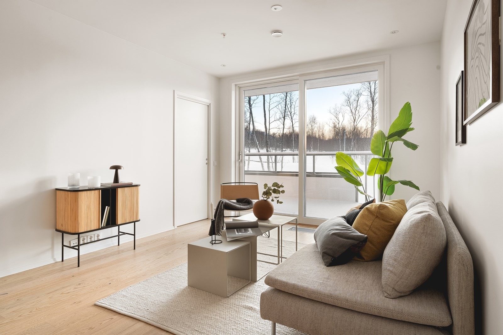 Stue har utgang til veranda med strålende solforhold og fin utsikt! Galleribilde