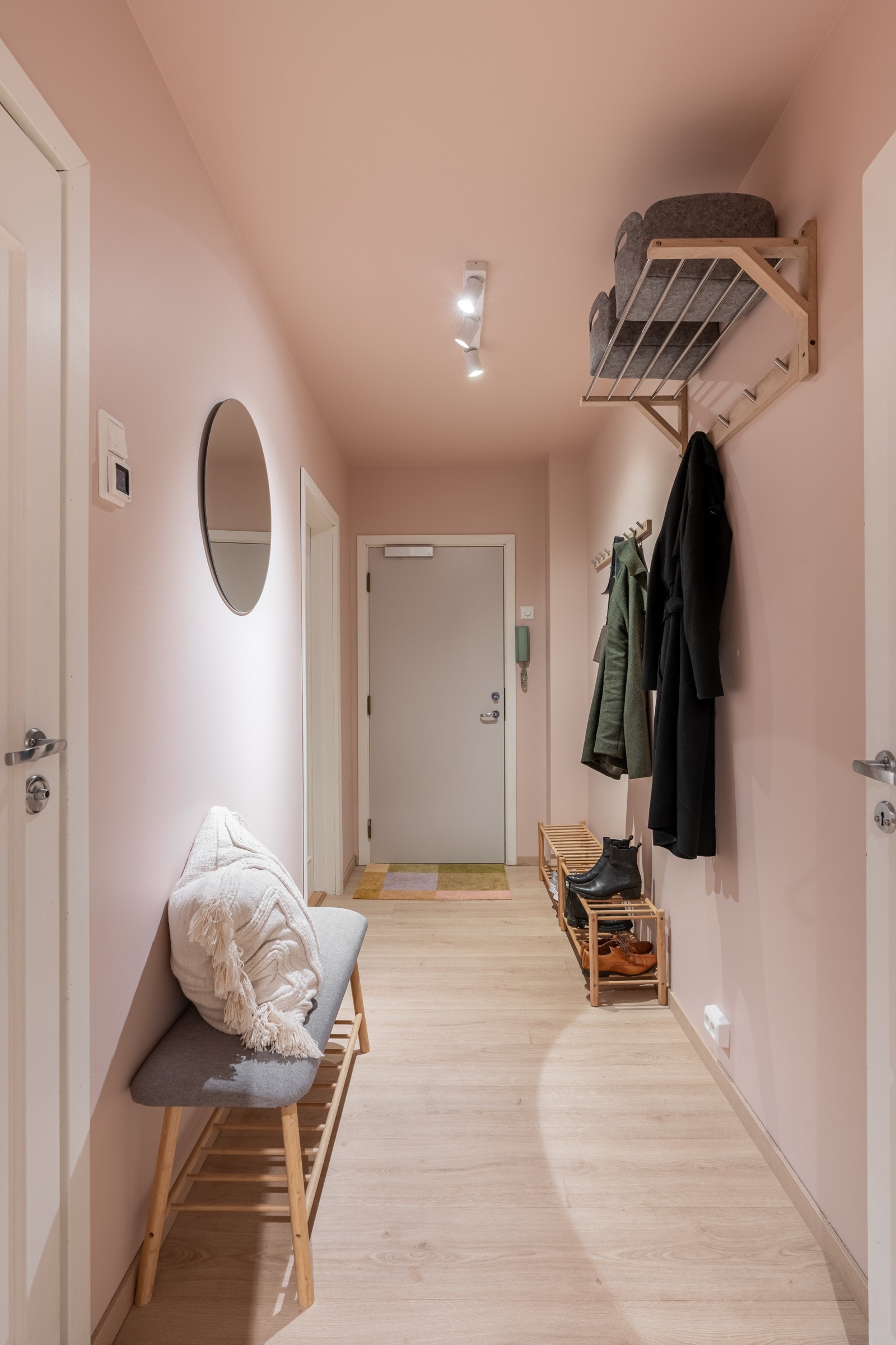 Velkommen inn! Gangen er malt i lune farger og gir et svært godt og behagelig førsteinntrykk. Plass for oppheng til klær og skostativ. Galleribilde