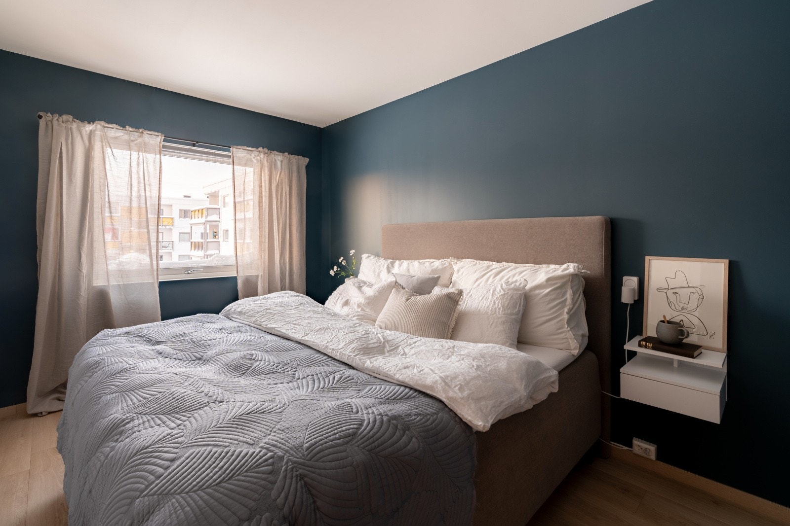 Hovedsoverommet har plass for stor seng og tilhørende nattbord. Galleribilde