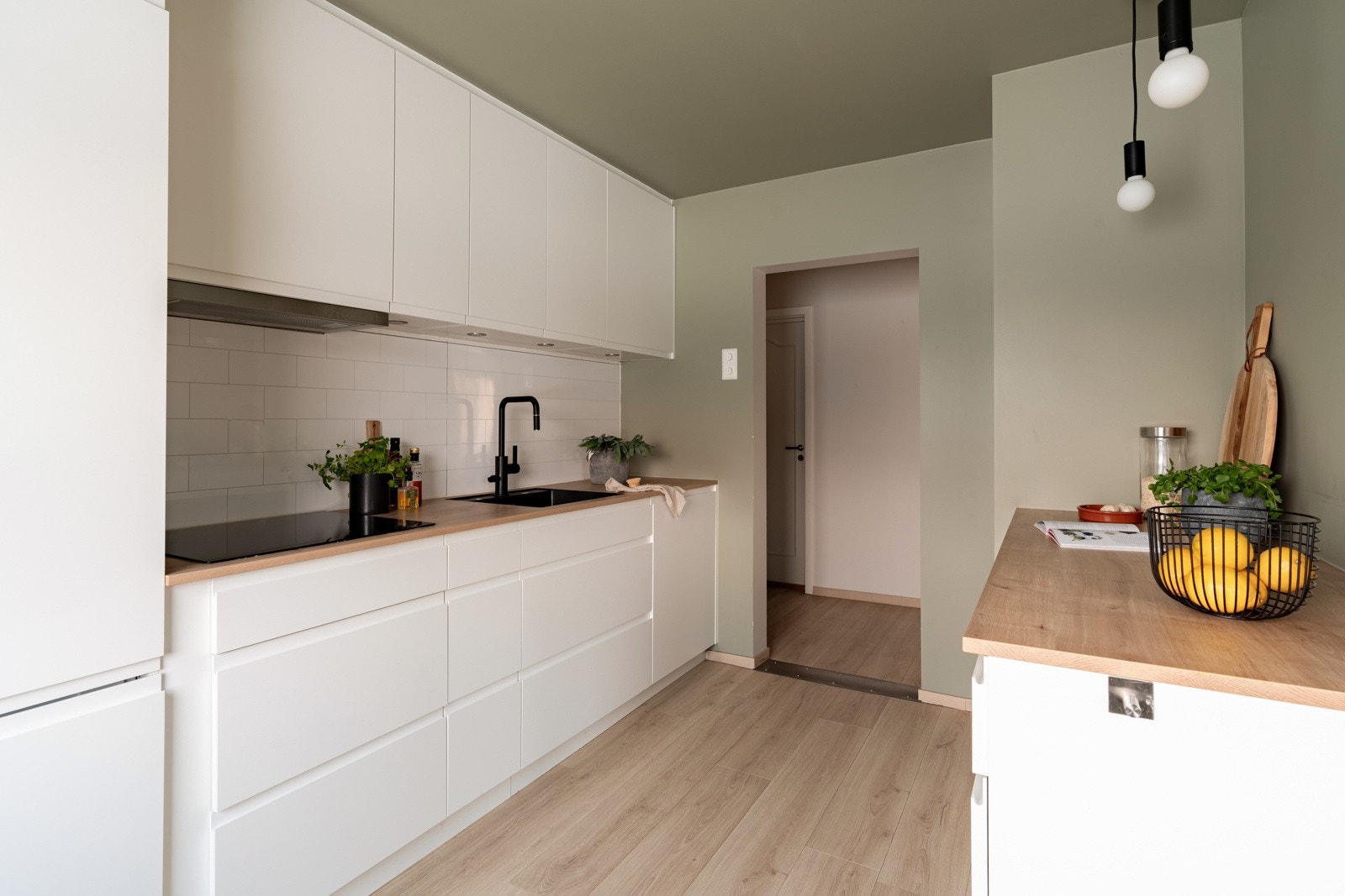 Her er det rikelig med både skap- og benkeplass, noe som gir mye oppbevaringsplass, samt gode og praktisk arbeidsforhold. Galleribilde