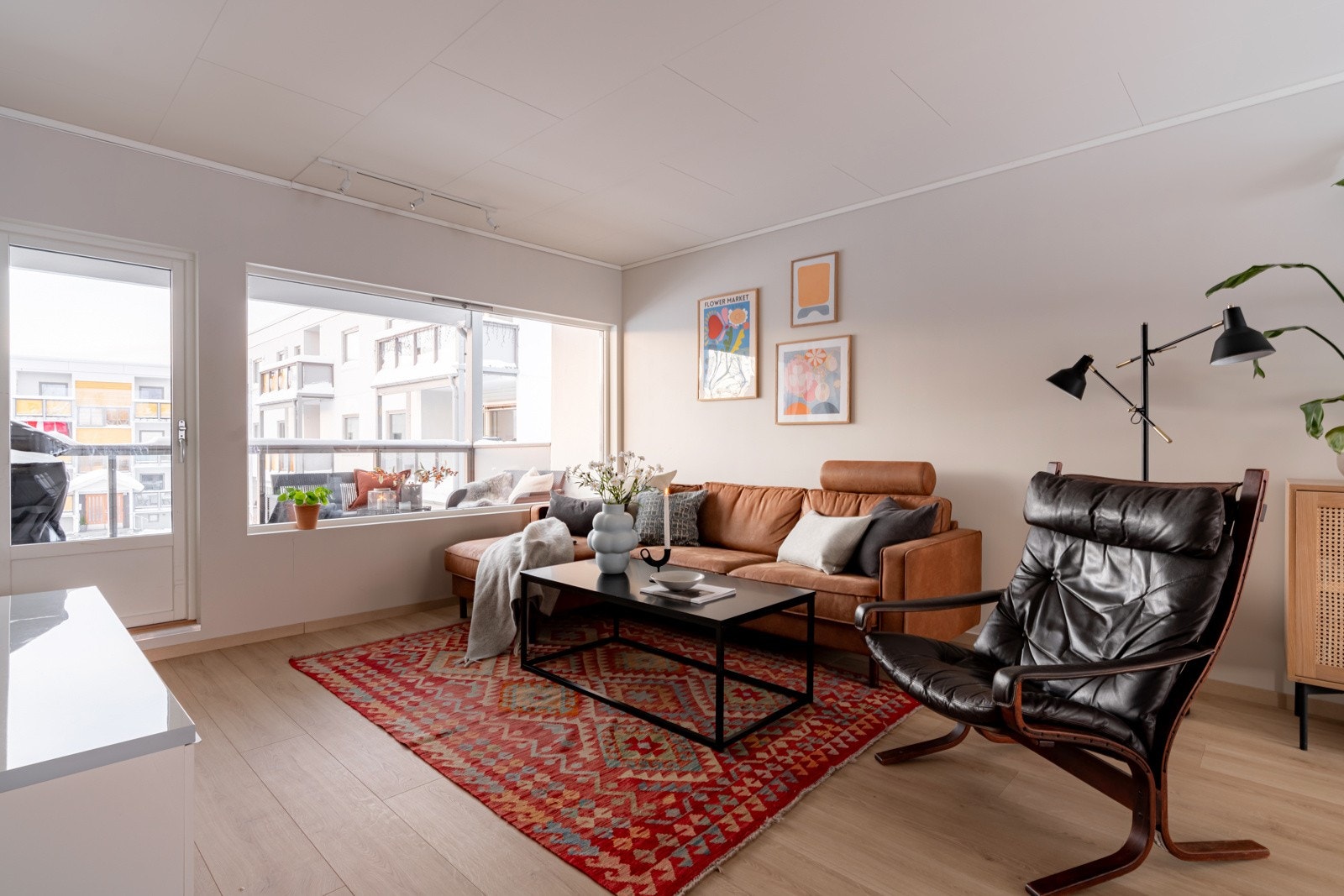 Naturlige soner for større møblement som sofagruppe og spisebord gjør leiligheten enkel å innrede. Galleribilde