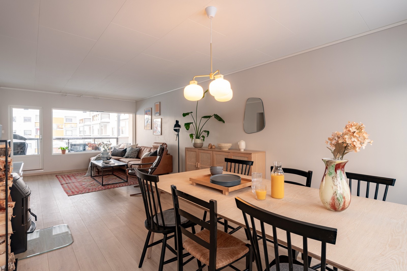 Stuen framstår åpen, lys og luftig, og ikke minst svært flott. Vedfyringen bidrar til en behagelig temperatur og en koselig atmosfære. Galleribilde