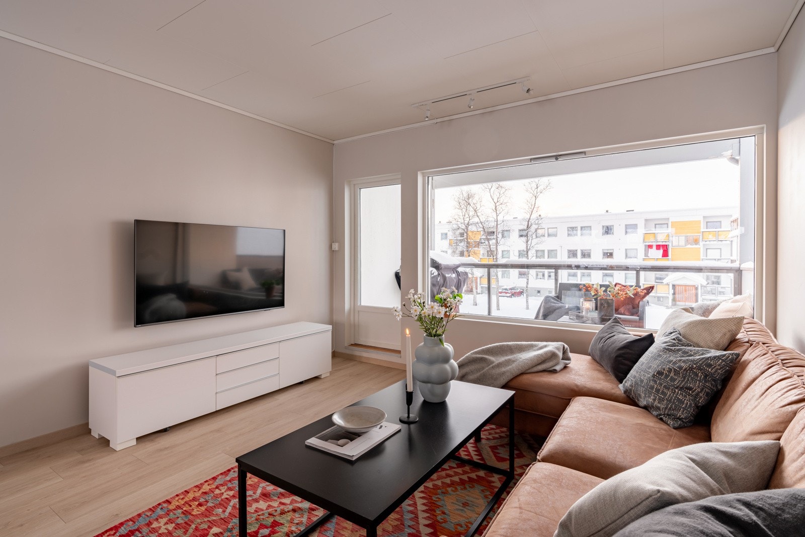 I stuen er det lagt nye gulv og lister, samt helsparklet vegger. Svært gjennomført! I tillegg er det bl.a. satt i nye vinduer og verandadør i 2010 i regi av borettslaget. Galleribilde