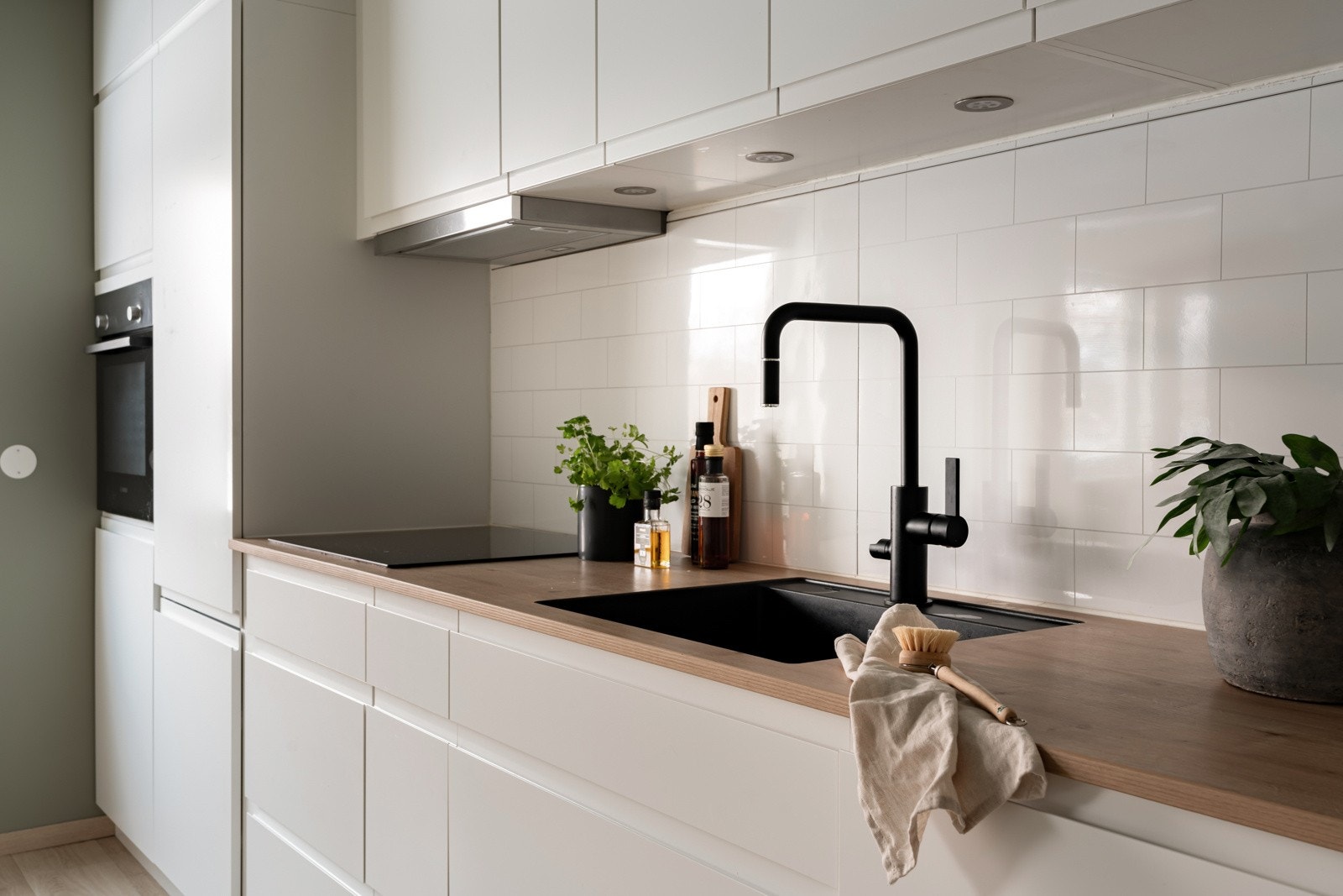 Her er det lagt vekt på store arbeidsflater, stilige detaljer og maksimal utnyttelse av rommet. Galleribilde