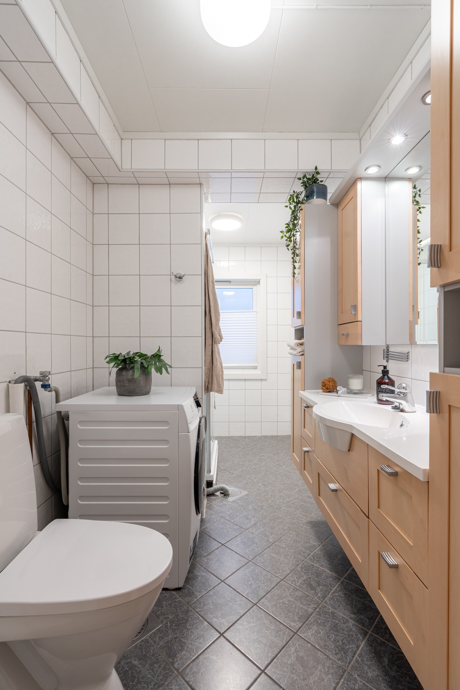 Badet er flislagt med varme i gulv og utstyrt med wc, dusjkabinett og opplegg for vaskemaskin. Galleribilde