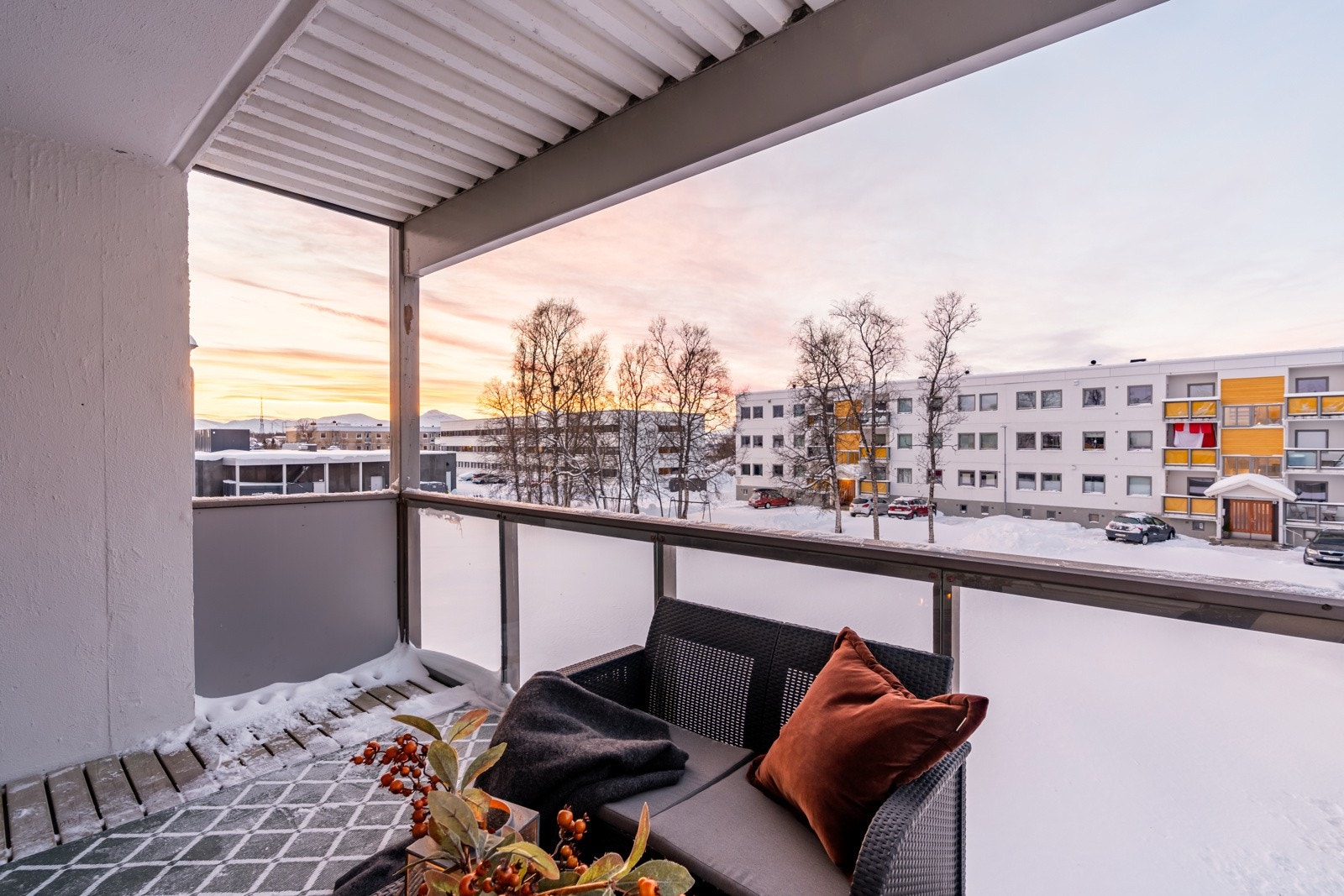 Kvaliteter som gjennomgående pen standard, masse lagringsplass og vestvendt veranda med strålende solforhold. Galleribilde