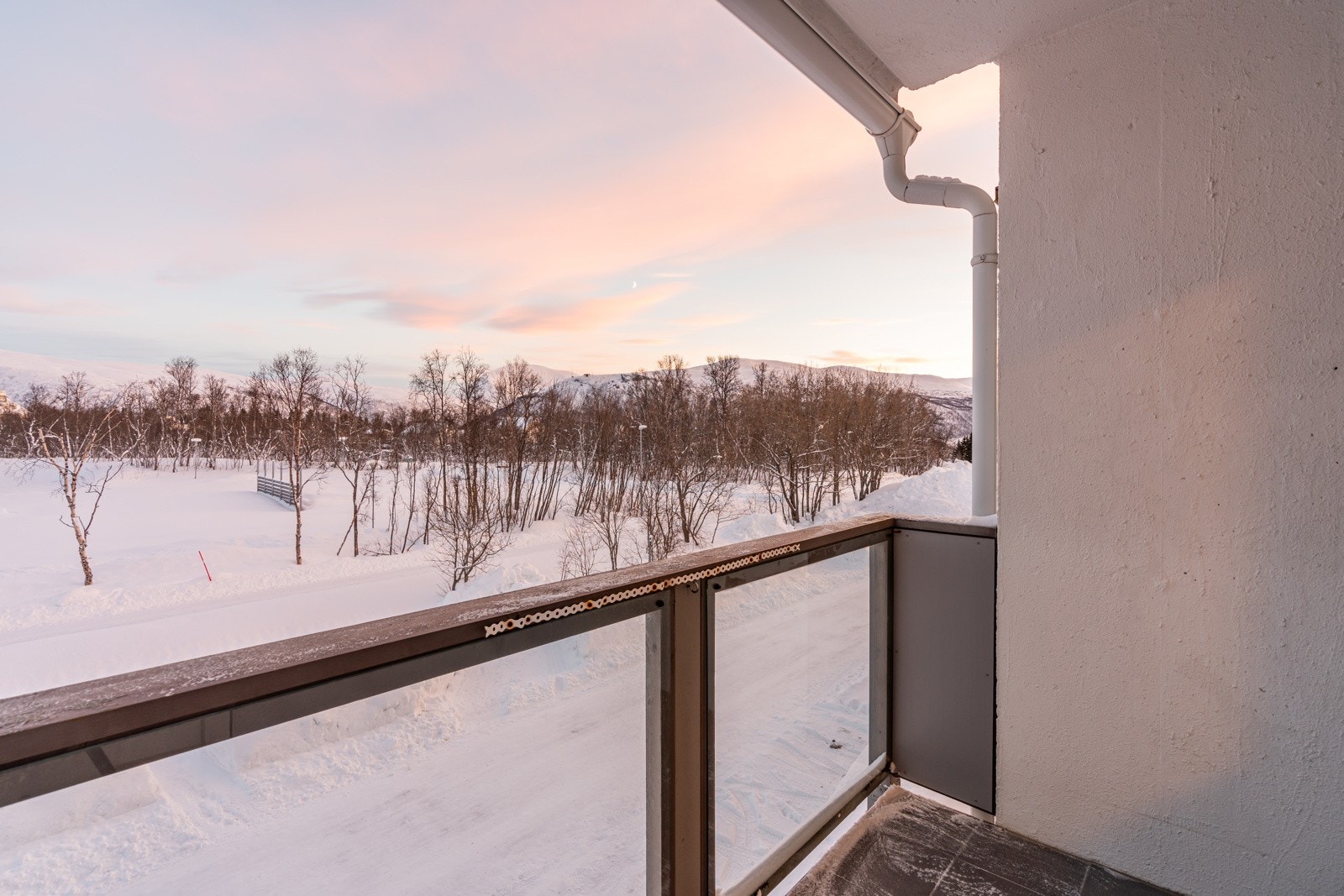 Fra badet er det utgang til en liten luftebalkong som vender mot øst. Galleribilde