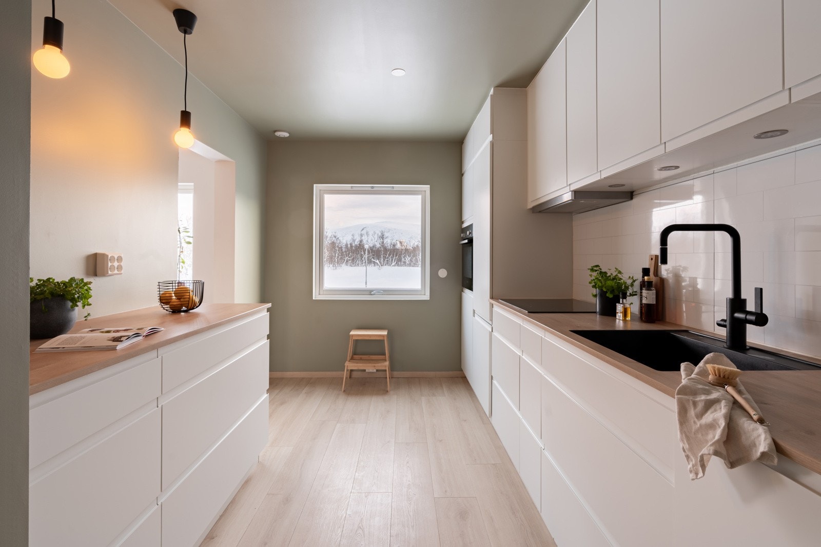 Meget delikat og praktisk kjøkken fra 2021 med innredning fra kvalitetsleverandøren Kvik. Galleribilde