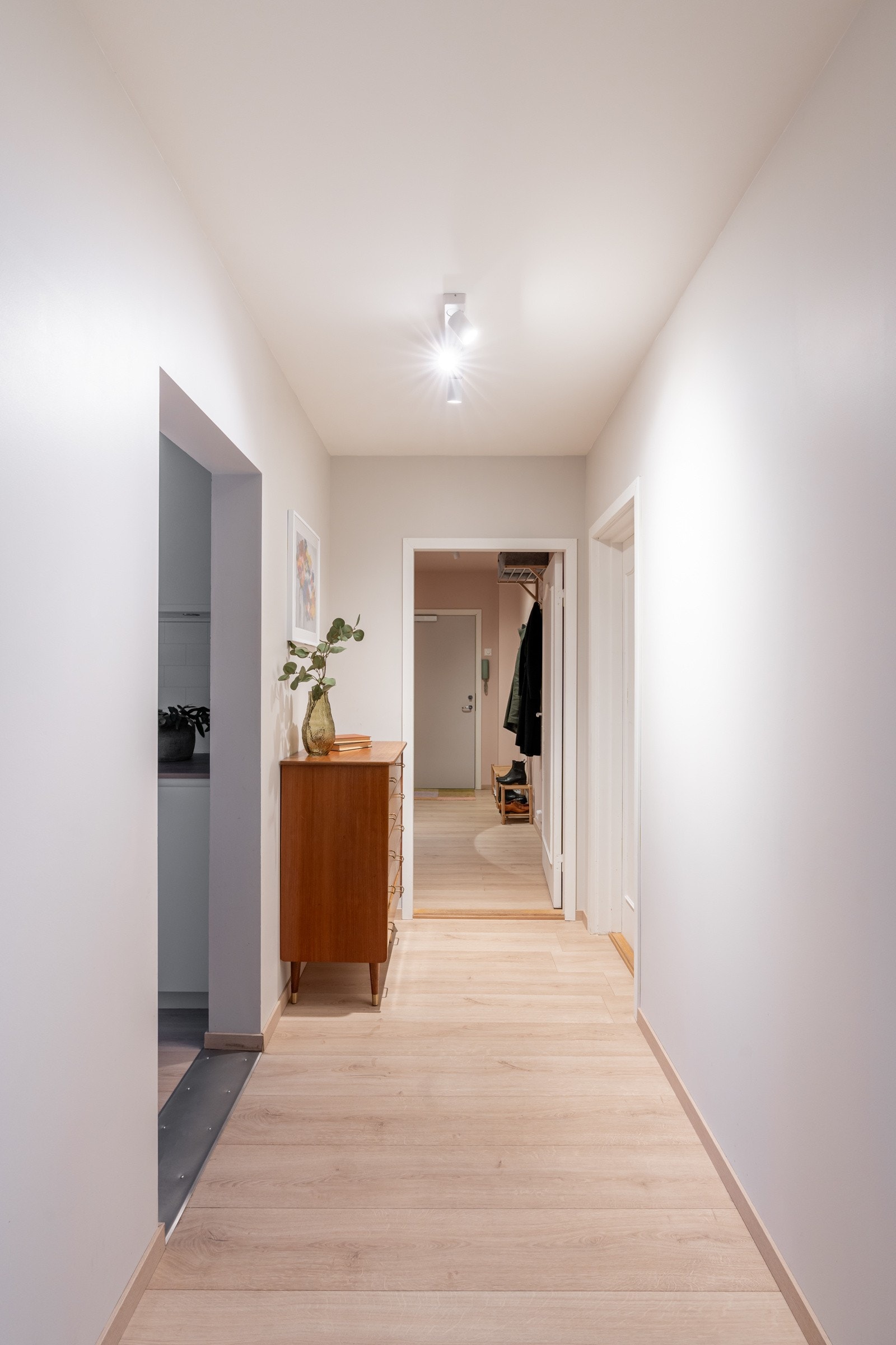 Leiligheten er omfattende oppusset i 2021 med bla. nytt kjøkken fra Kvik, nye gulv og lister i alle rom utenom bad, maling av de fleste overflater og ny varmtvannstank. Galleribilde