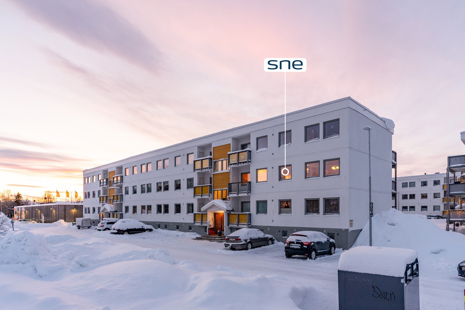 Borettslaget har parkeringsplasser like utenfor leiligheten. Selger nevner for øvrig også den private sportsboden på 8 kvm som noe de har satt utrolig stor pris på, og som har kommet godt med. Galleribilde