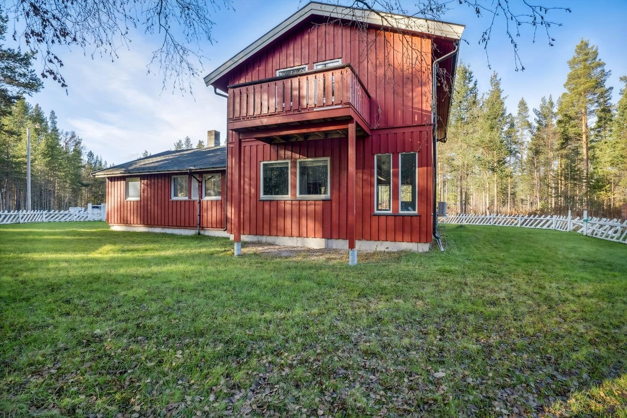 Eneboligen over to plan er romslig med god plass til hele familien. Galleribilde