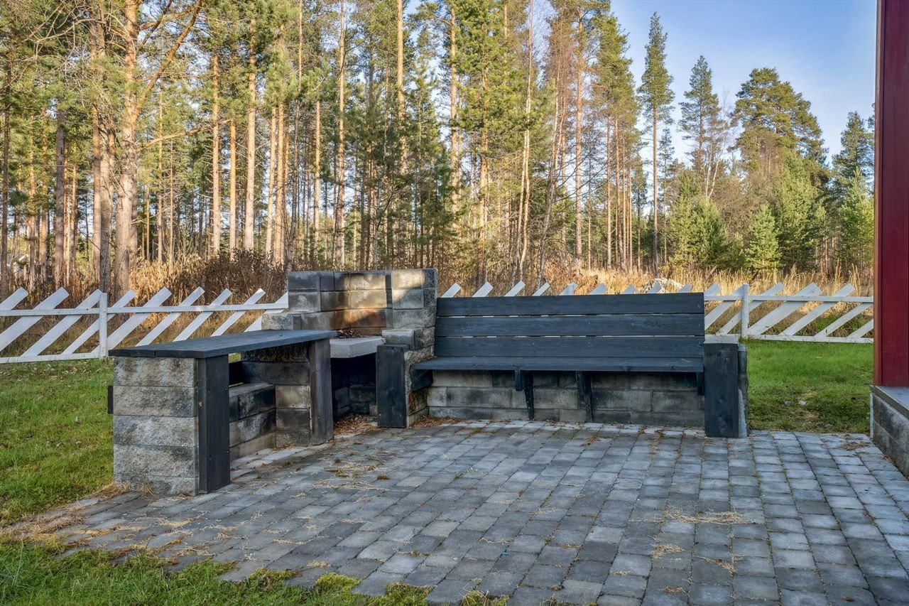 Koselig uteområdet med belegningsstein og benker. Galleribilde