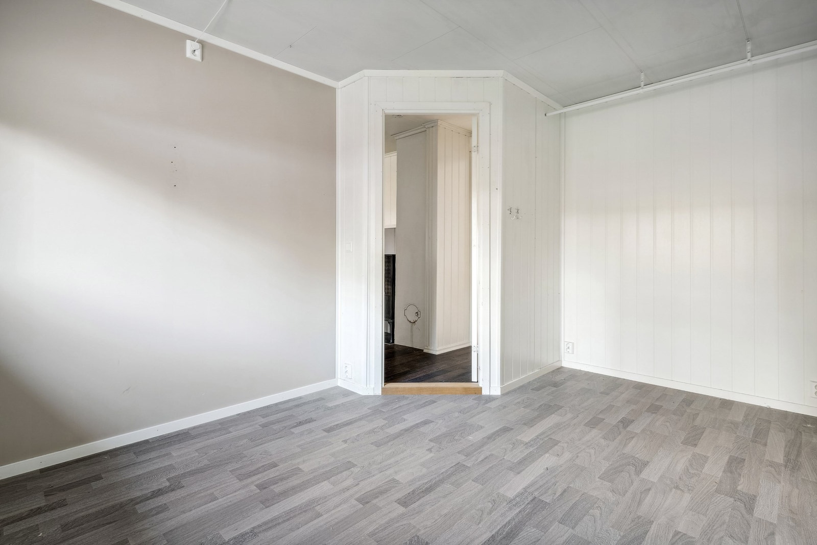 Rommet er romslig med god plass til det møblementet man ønsker på soverommet. Galleribilde