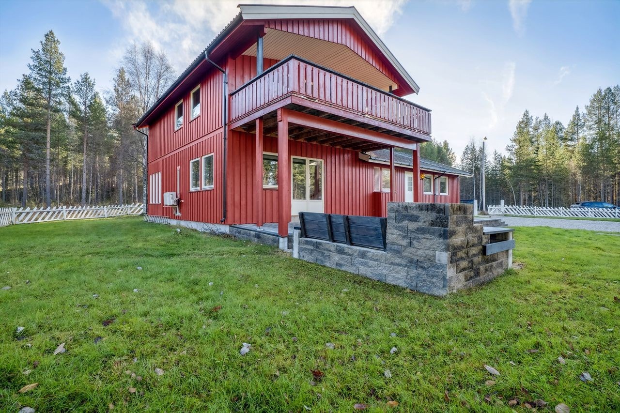 Enebolig i landlige omgivelser med romslig tomt Galleribilde