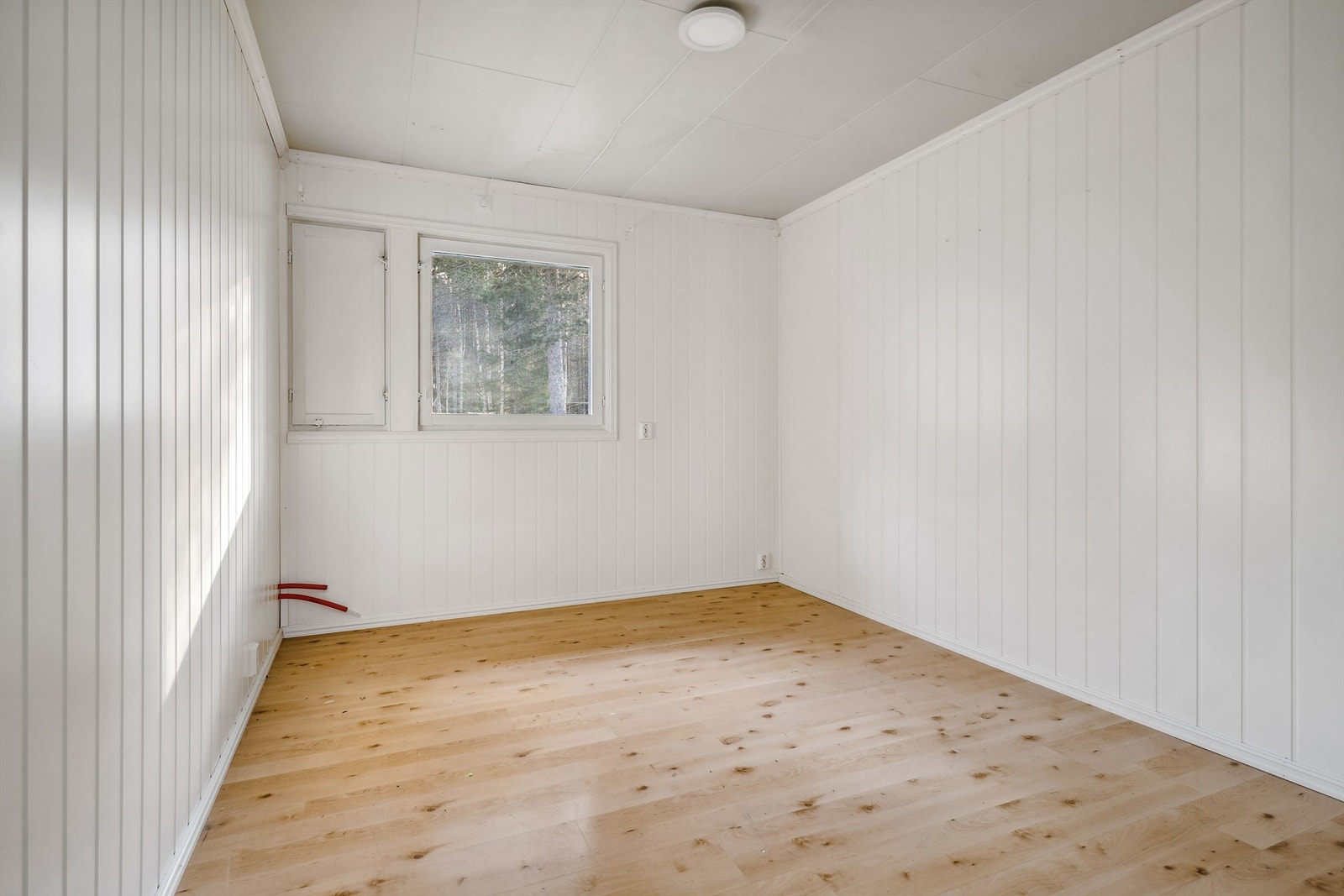 Disse rommene er også romslig med god plass til seng, garderobeskap og kommode med mer. Galleribilde