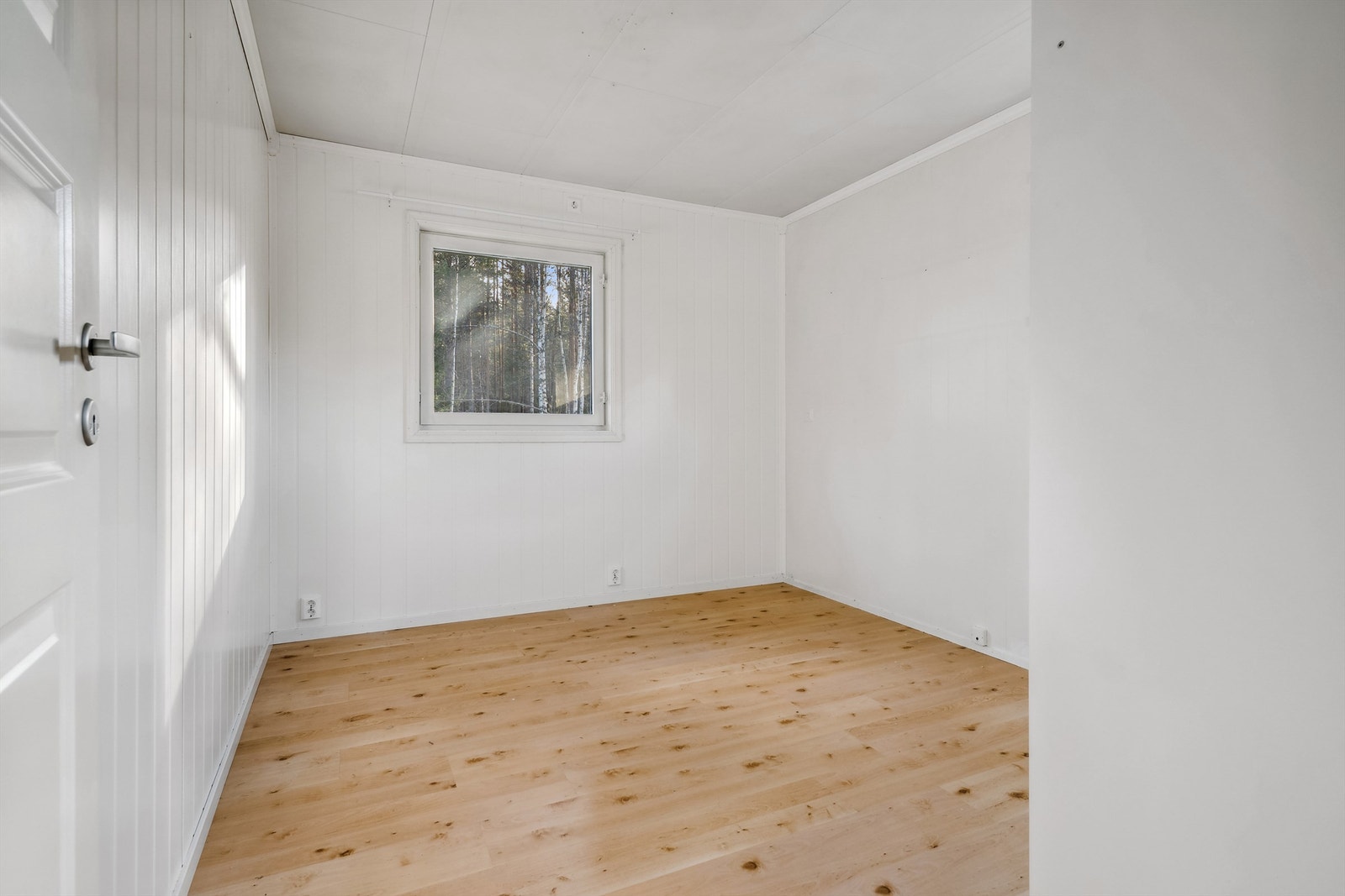 De to andre soverommene har lys laminat på gulvet og hvitmalt panelplater på veggene. Galleribilde